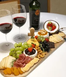 Tábua de frios, queijos e frutas com vinho e velas, no depoimento de Rafael C.