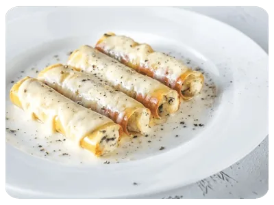 Rolinho de massa gratinado com molho branco e ervas