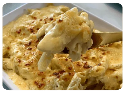Massa recheada gratinada com queijo e molho cremoso