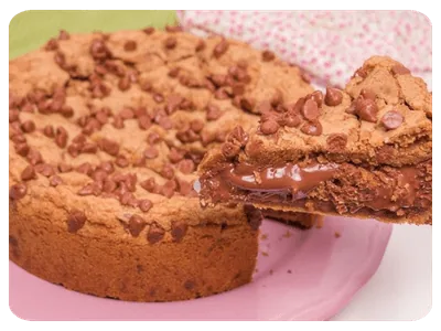 Torta de chocolate com pedaços de chocolate na cobertura
